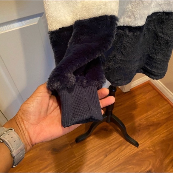 Long sleeve color block jacket with pullover hood. - Picture 4 of 5